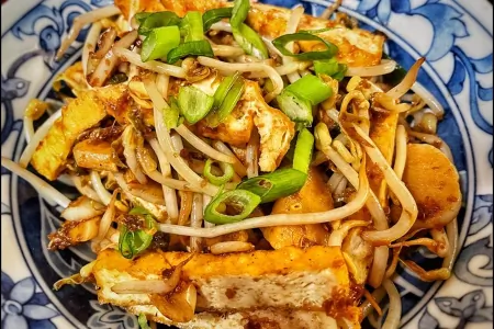 Peppery bean sprouts with tofu